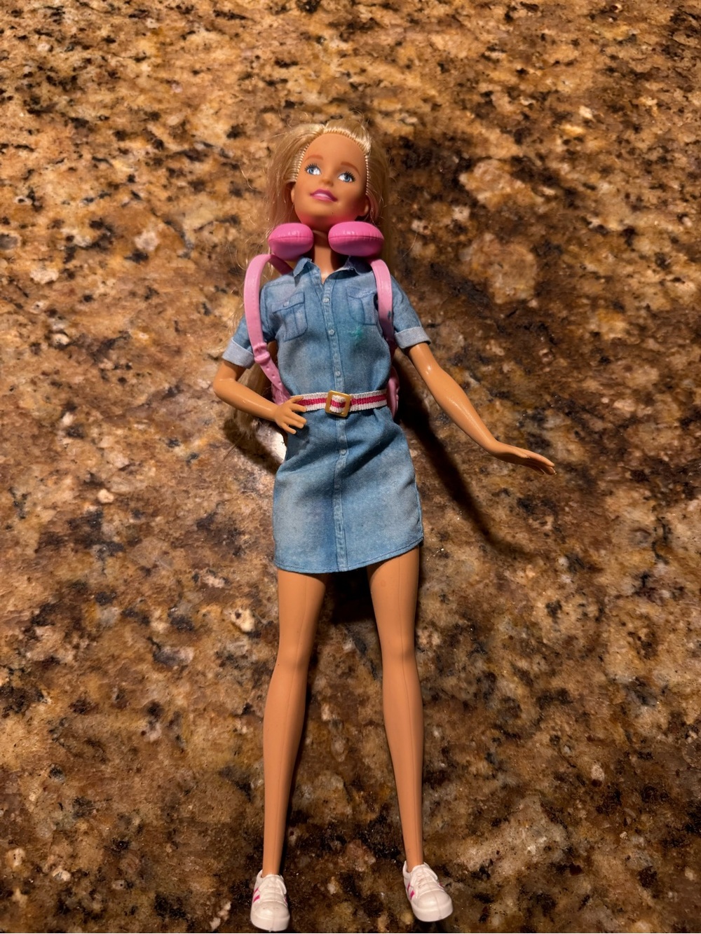 2019 Mattel Barbie Dreamhouse Adventures Barbie Doll Travel Neck Pillow Backpack - Picture 2 of 4